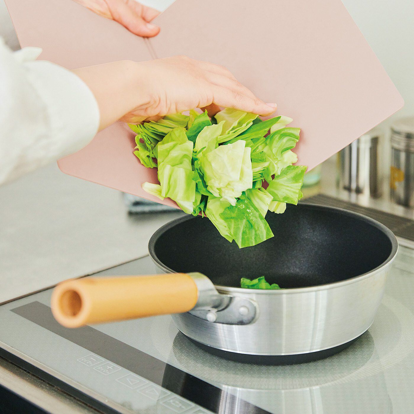 エスキューブキッチンズ 食材を集めやすく省スペースで立てて乾かせる たためる抗菌まな板の会【送料: 450円+税】
