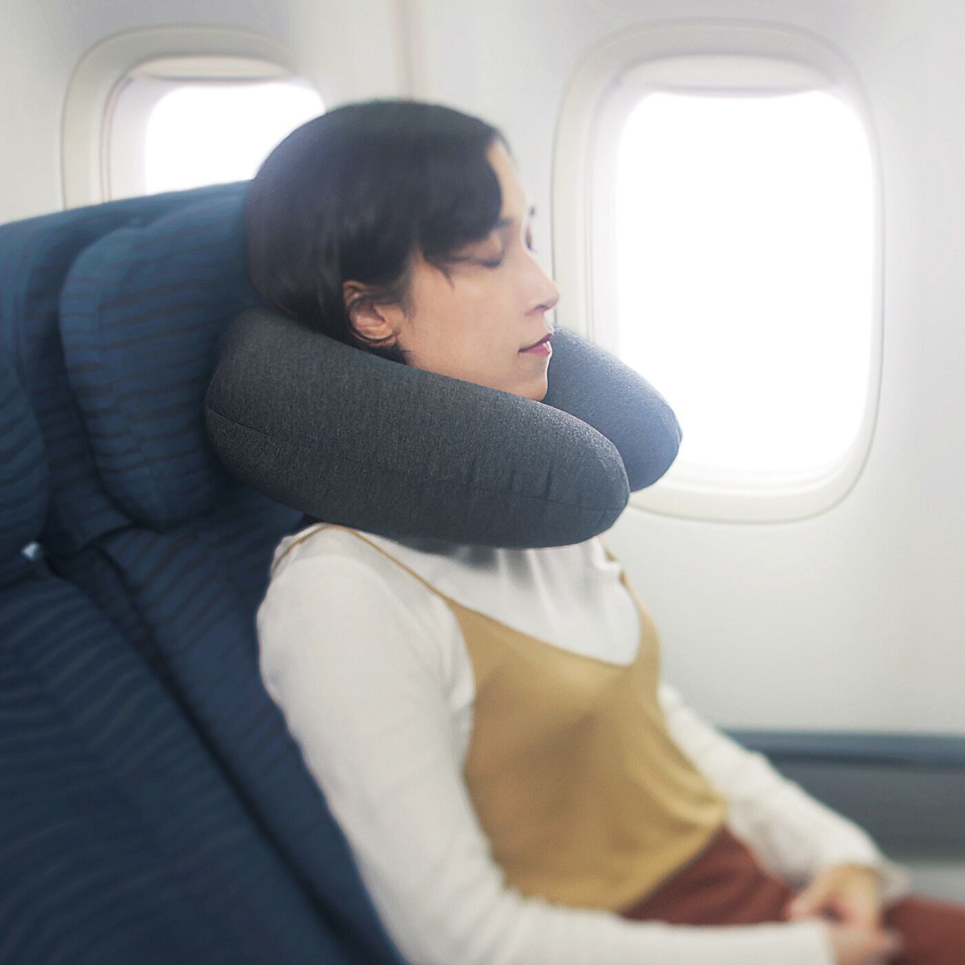 仮眠時に便利! 空気で硬さを調節 肌あたりやさしいニット素材の洗えるネックピローの会【送料: 450円+税】