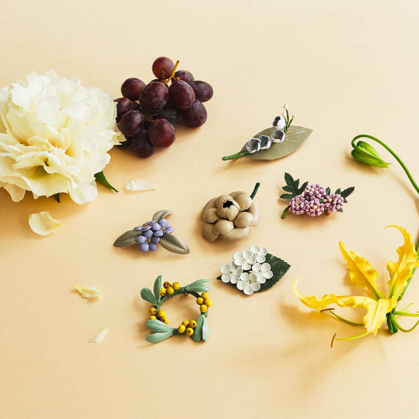 ぷっくり型抜きレザーのお花ブローチの会【送料: 450円+税】