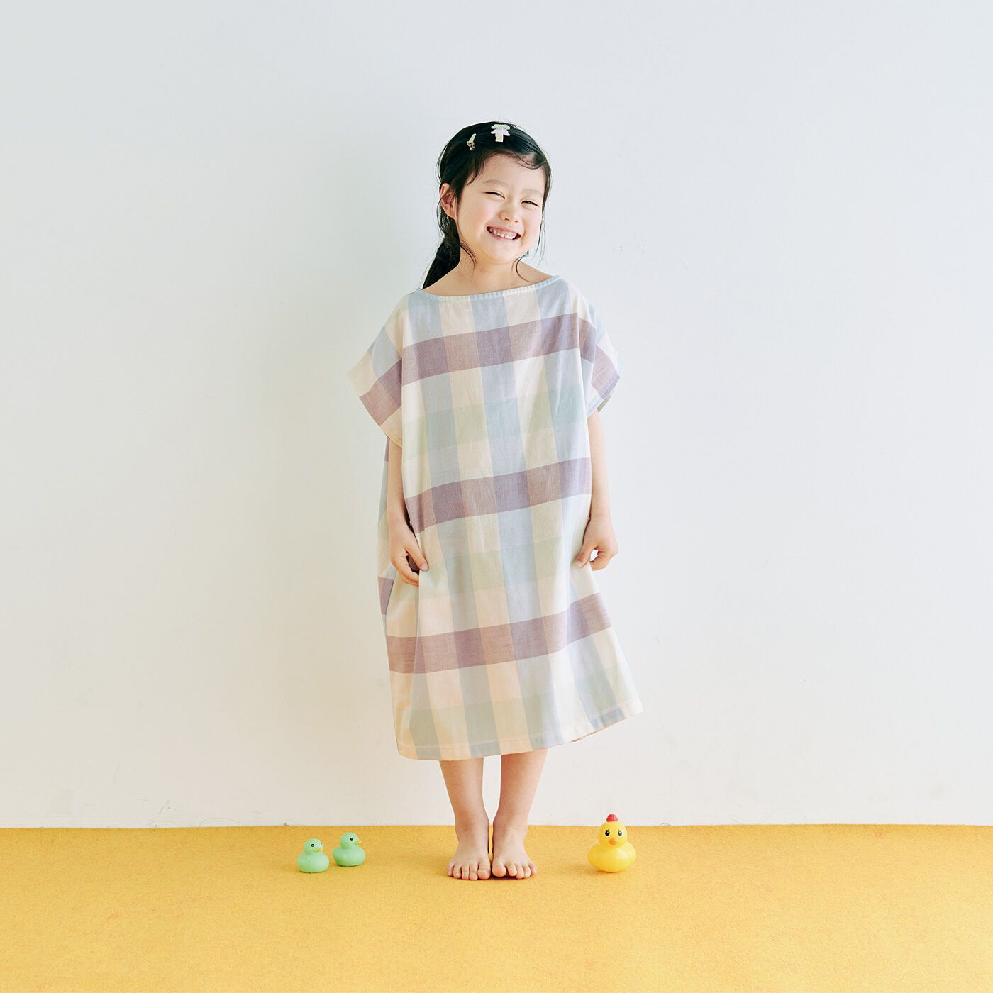 待望のキッズサイズ登場!家族みんなでゆったりとお風呂上がりにすぽっとかぶって汗が引くまでクールダウン。着るバスタオルにおとなとおそろいのキッズサイズが登場しました。家族みんなで髪もからだも心地よくふい