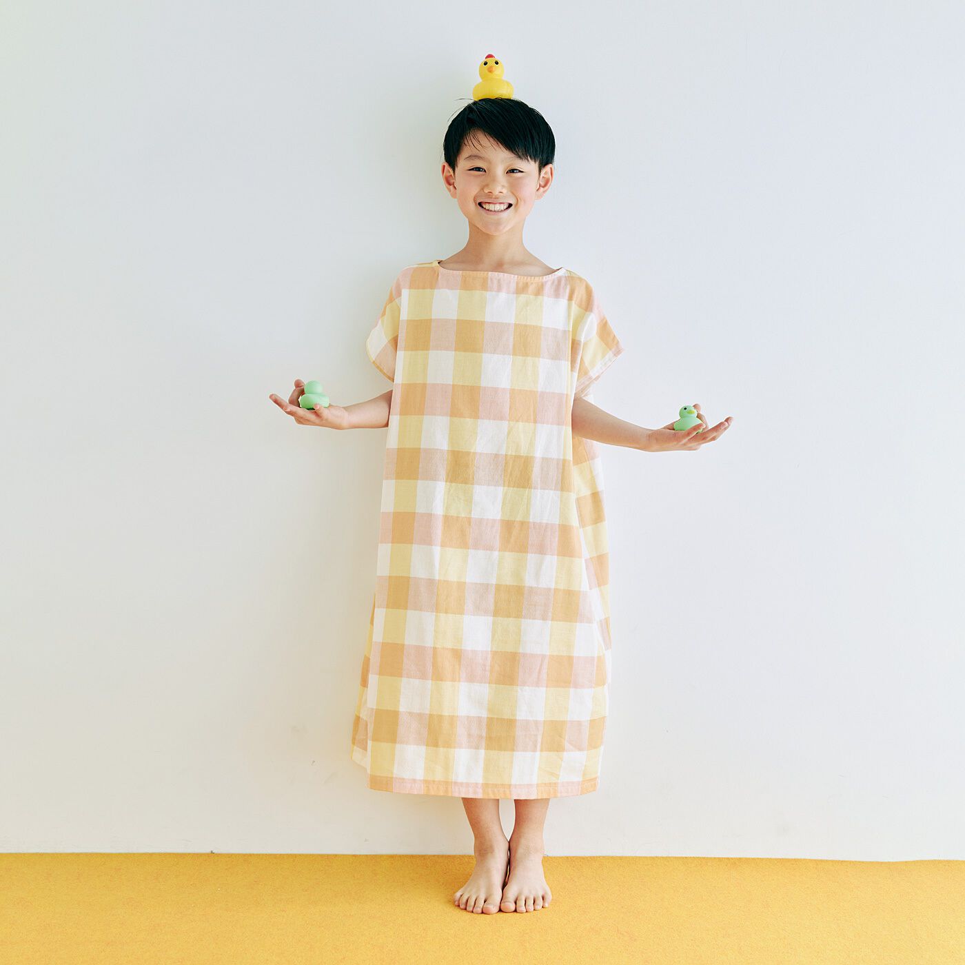 待望のキッズサイズ登場!家族みんなでゆったりとお風呂上がりにすぽっとかぶって汗が引くまでクールダウン。着るバスタオルにおとなとおそろいのキッズサイズが登場しました。家族みんなで髪もからだも心地よくふい