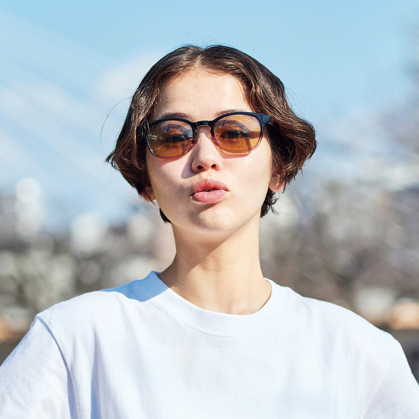 紫外線から目を守り、メイクみたいな彩りオン!サングラスに不慣れな人にもおすすめの、みんなに似合うUVカットグラス。定番のウェリントン型の透明感あるフレームで顔なじみよく、アイシャドウのようなグラデカラ
