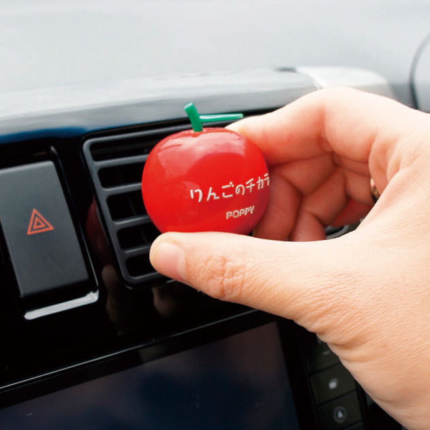 かわいいりんごが車内の空気を快適に車のエアコンルーバーに差し込んで取り付ける、りんごの形をした消臭芳香剤。車内にこもりがちなにおいを消臭しながら、ほのかなりんごの香りで空気をさわやかに。効果は約1ヵ月
