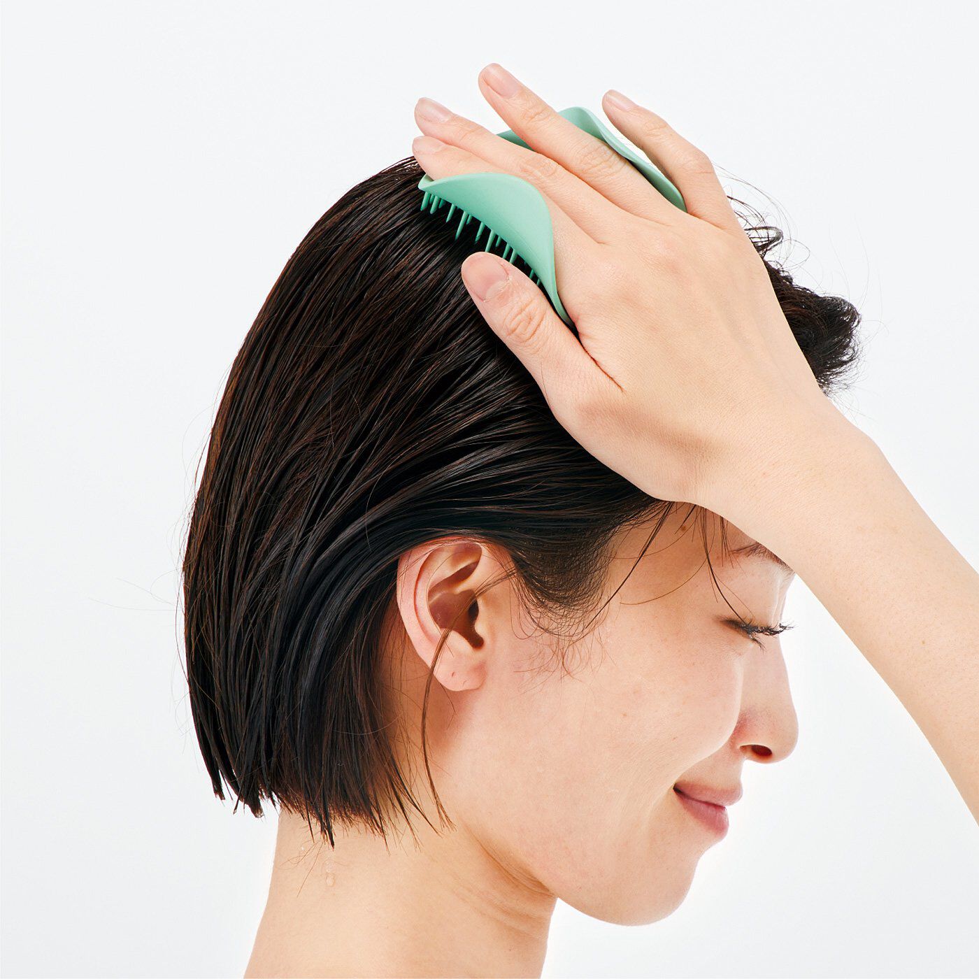 心地いい刺激で頭皮ケア髪のお手入れ方法がわからない...そんなときは、こちらの専用ブラシで毎晩お風呂で頭皮ケア。中央と端で太さの違うブラシ毛が、地肌の汚れを除去しつつ頭皮を心地よく刺激します。にぎらず