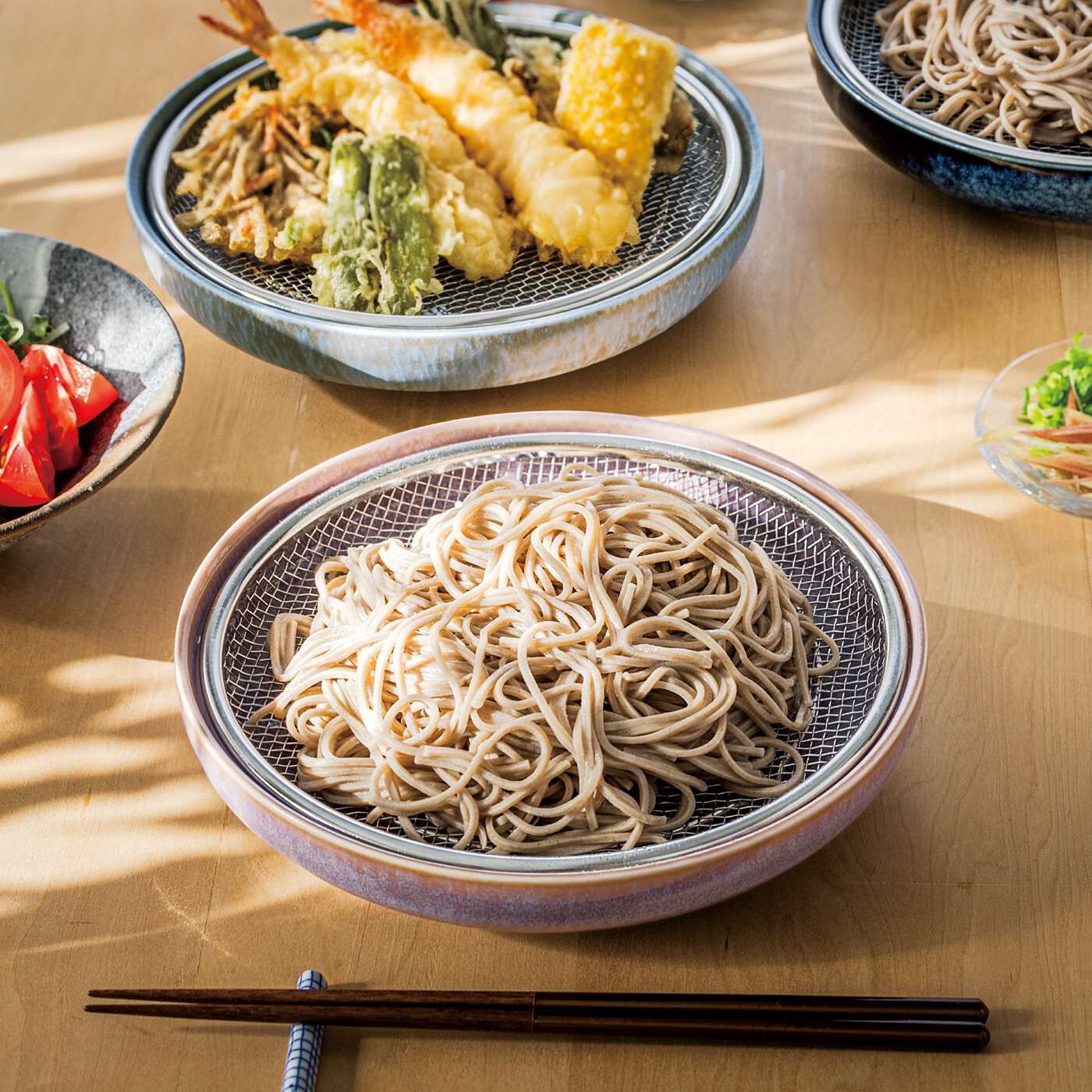 水や油きりしながら食卓へ 洗い物もミニマムに調理道具と器を兼ねられる網付きの美濃焼のプレート。めん類や揚げもの、蒸し料理などの余分な水分や油をきって、キッチンからおいしい状態のまま食卓へサーブ。網を外