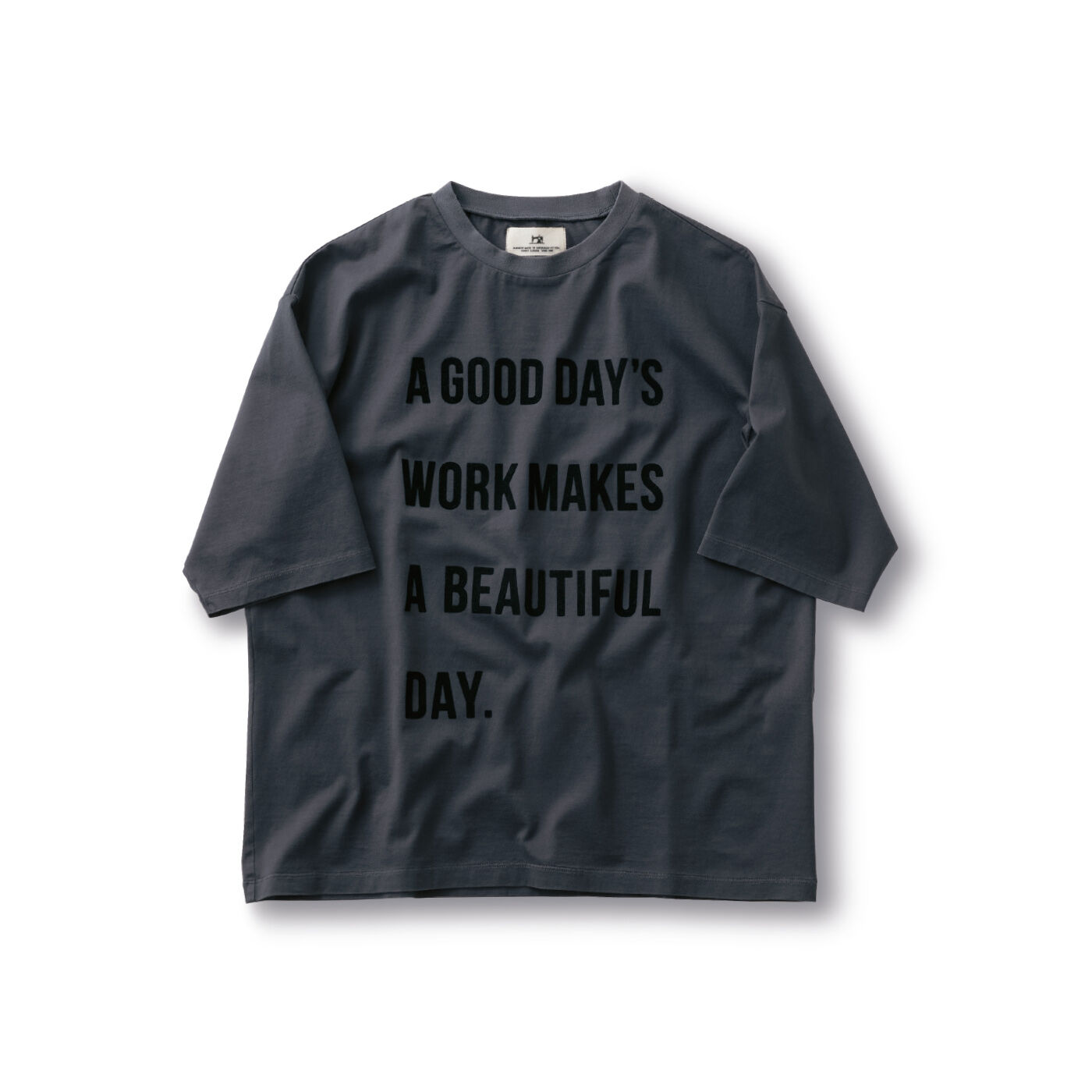 素敵な日々の過ごし方。ロゴTシャツはコーディネートのアクセントになるので、夏のスタイルには何かと重宝する便利なアイテム。「ビューティフルデイTシャツ」は、『一日一日、しっかりと仕事をすれば、素敵な日を
