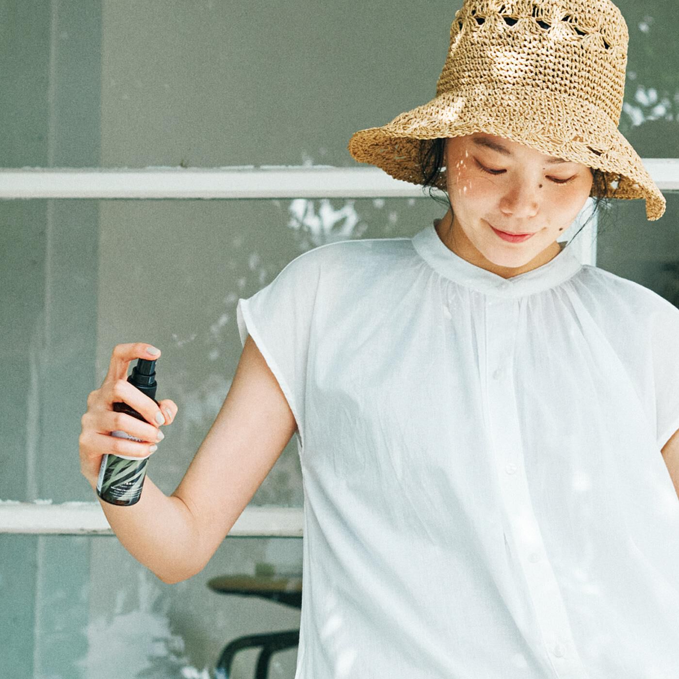 きつい香りが苦手な方へ さわやかな香りで虫よけを洋服や帽子などにスプレーして、虫を寄せ付けにくくするスプレー。シトロネラ、ユーカリ・シトリオドラ(レモンユーカリ)の精油を配合した、植物由来成分100%