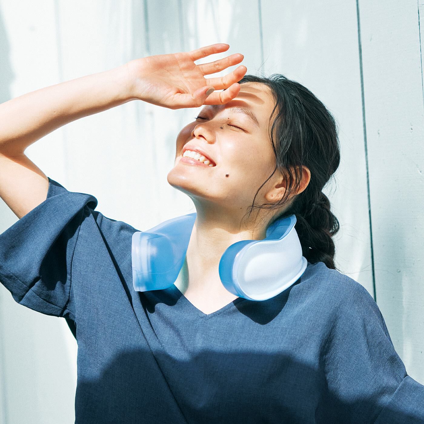 氷のうで瞬間ひんやり 手軽なハンズフリー氷と水を入れるだけですぐにひんやり! 氷のうタイプのネックリング。水を入れて凍らせて使ってもOK。約4cmの大口径だからお出かけ先でロックアイスを買って入れるこ