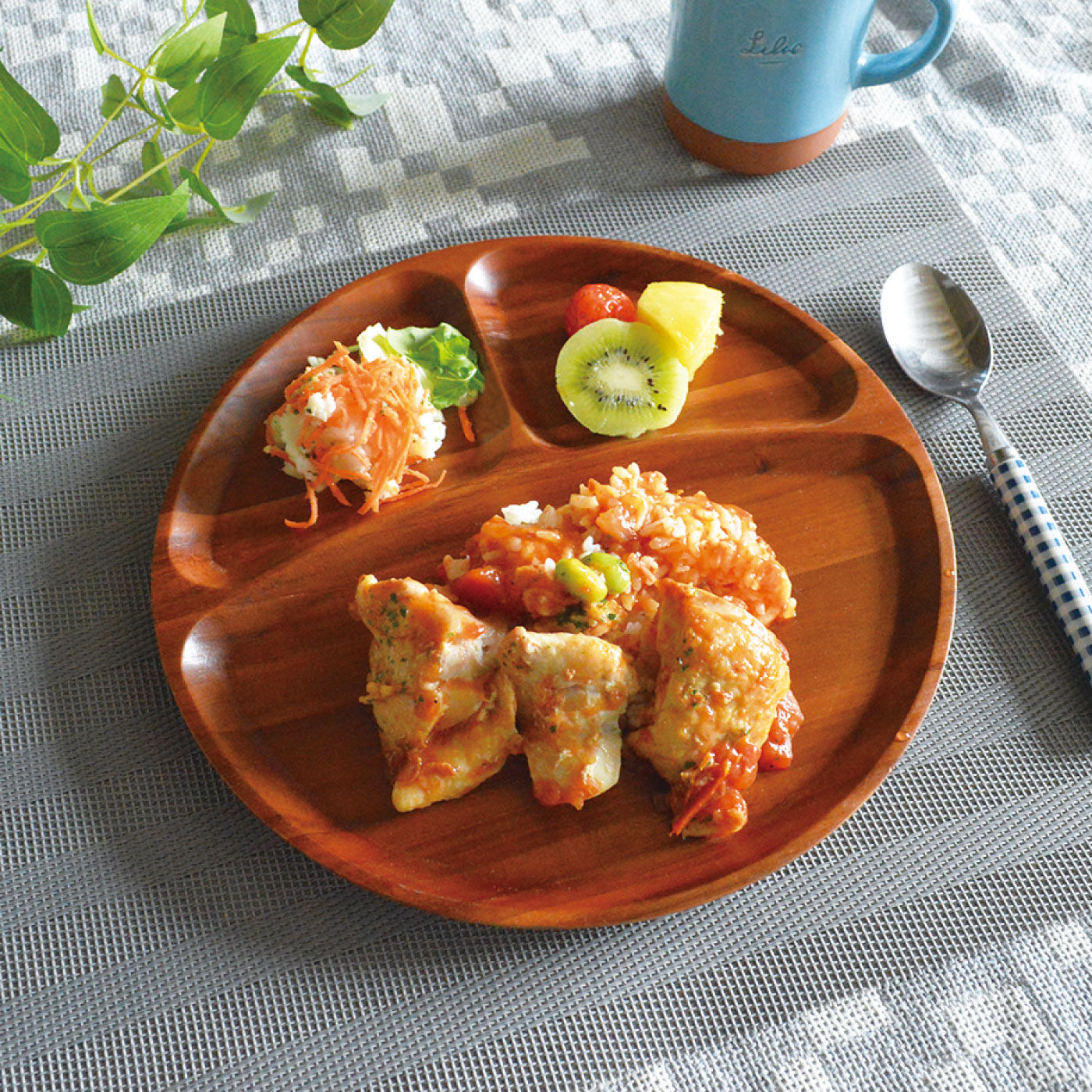 アカシアでできたナチュラルなNIBBLES仕切りウッドプレート ラウンド【送料: 450円+税】