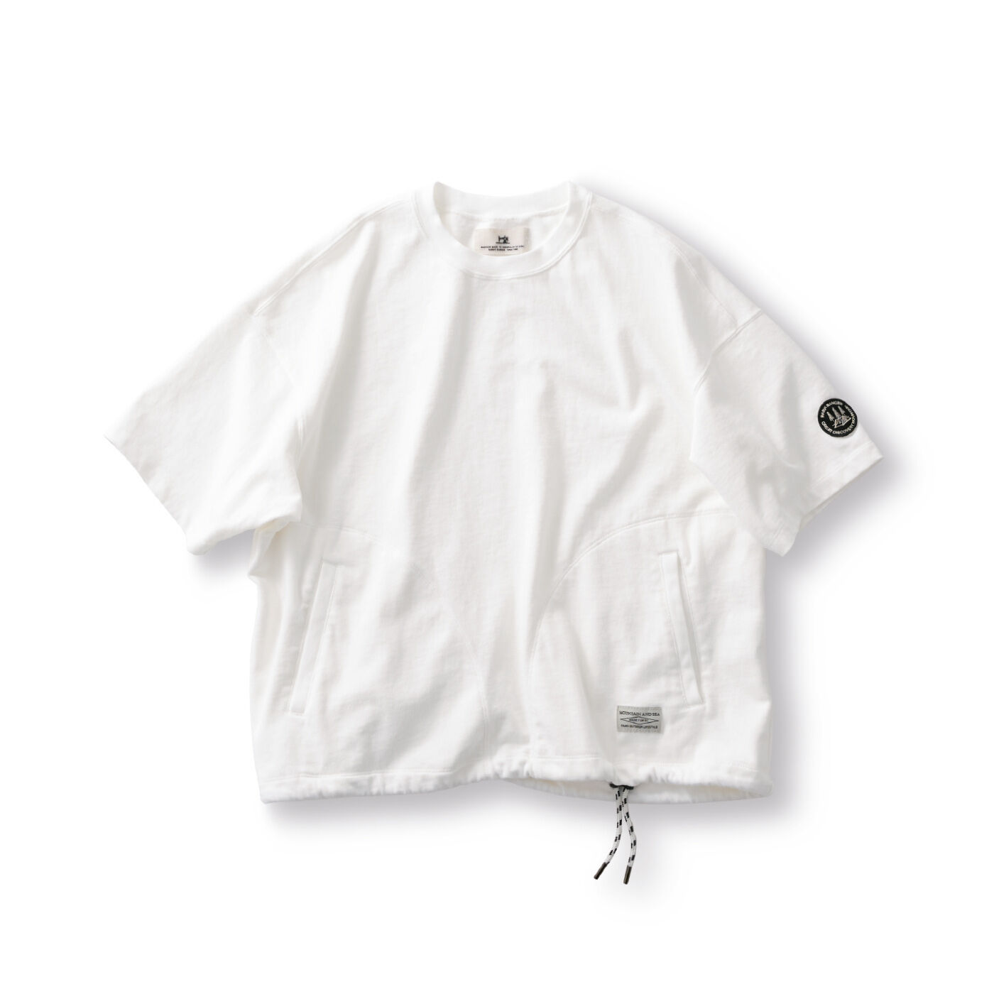 真夏を探検。「すそが絞れるTシャツ」、「アウトドアTシャツ」、「ワッペンTシャツ」と、今まで作ってきたワークテイストのTシャツたちを、ギュギューーッとひとつのTシャツにまとめてみました。生地はガシガシ
