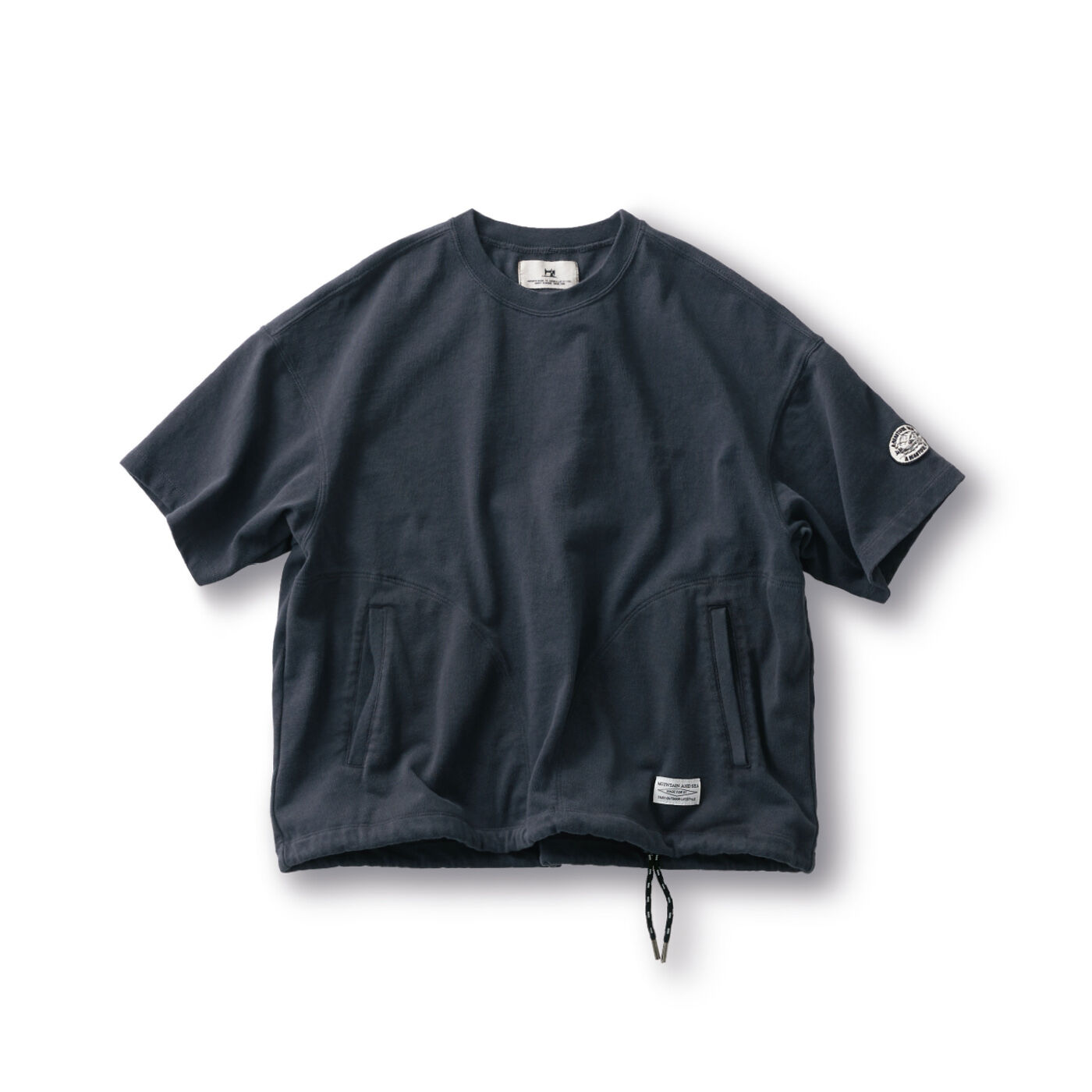 真夏を探検。「すそが絞れるTシャツ」、「アウトドアTシャツ」、「ワッペンTシャツ」と、今まで作ってきたワークテイストのTシャツたちを、ギュギューーッとひとつのTシャツにまとめてみました。生地はガシガシ