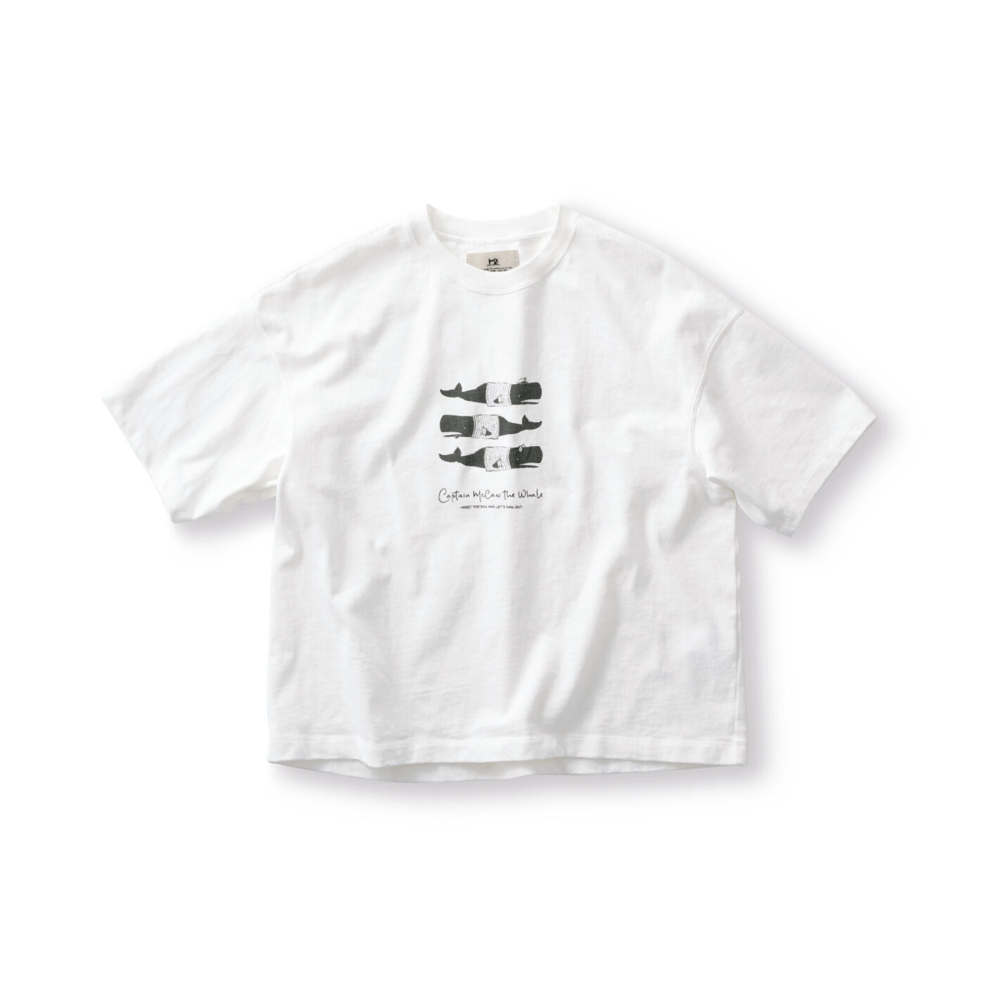 3頭のくじら。今年の春にデビューしたマッコウクジラの『キャプテン・マッコウ』。この夏はTシャツにしてみました。粗野でドライなタッチが特徴の空紡糸で編み上げた、しっかりとした厚みと張りのある天じく生地で