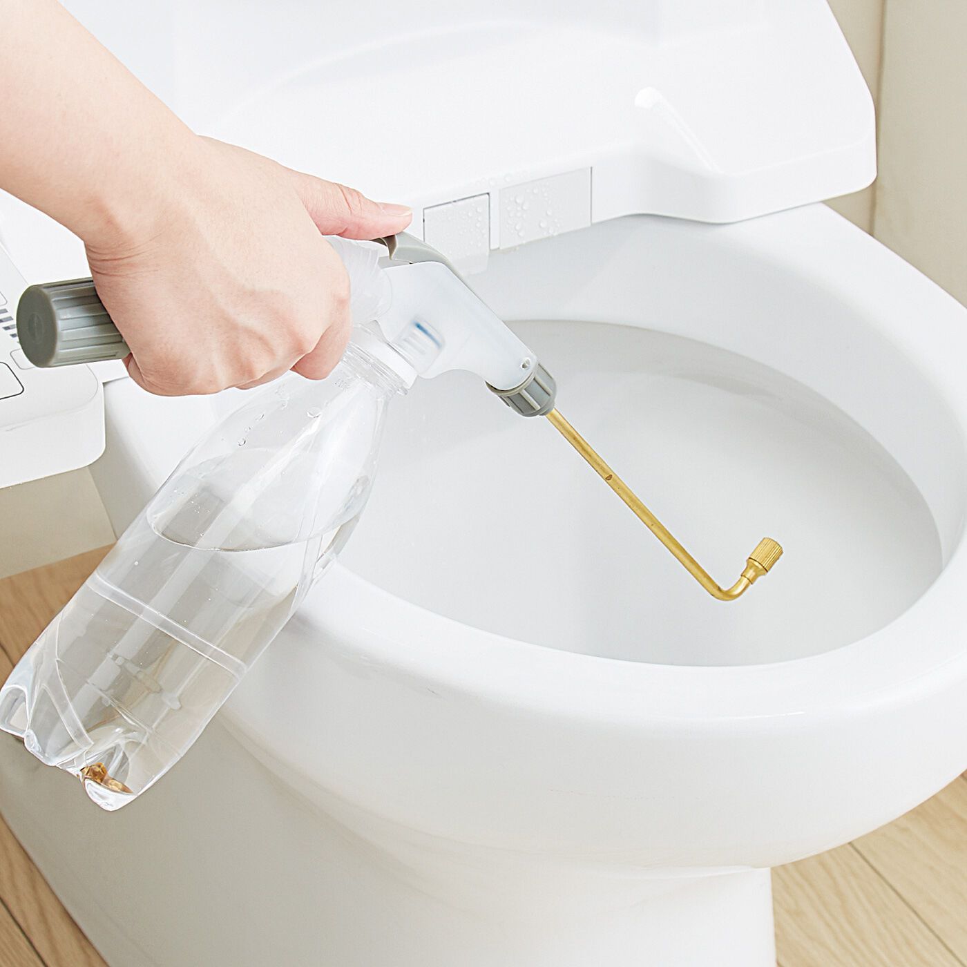 水の力で汚れを落とす! トイレのふち裏やノズルにも届く お掃除加圧スプレー【送料: 450円+税】