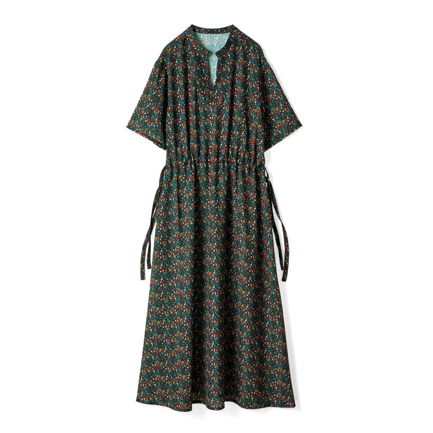 花や木の実を散りばめたプリントの主役級ワンピース着る服に迷った朝も、すぽんとかぶるだけでコーディネートが完成する、総柄ワンピースを作りました。ウエストのひもをしぼると、シルエットが変化。また、涼やかな