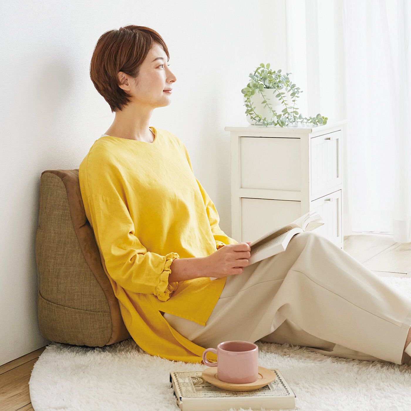 壁にもたれたり寝転がってリラックス! 三角の形がポイント 枕にもなる壁置きくつろぎクッション〈ブラウン〉【送料無料】