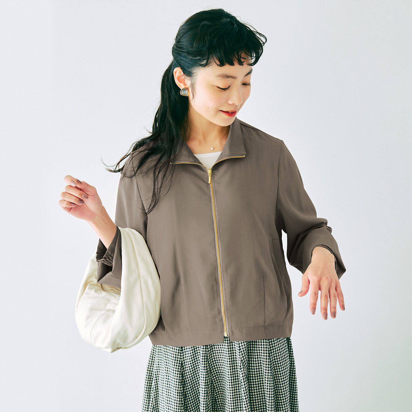 玄関前でサッと払って持ち込まない UV対策もかなえるブルゾンきれいめにもカジュアルにもマッチする花粉リリース加工のブルゾンで、室内に花粉を持ち込まない対策を。長め袖に衿高で花粉が入りにくい仕様は、春先