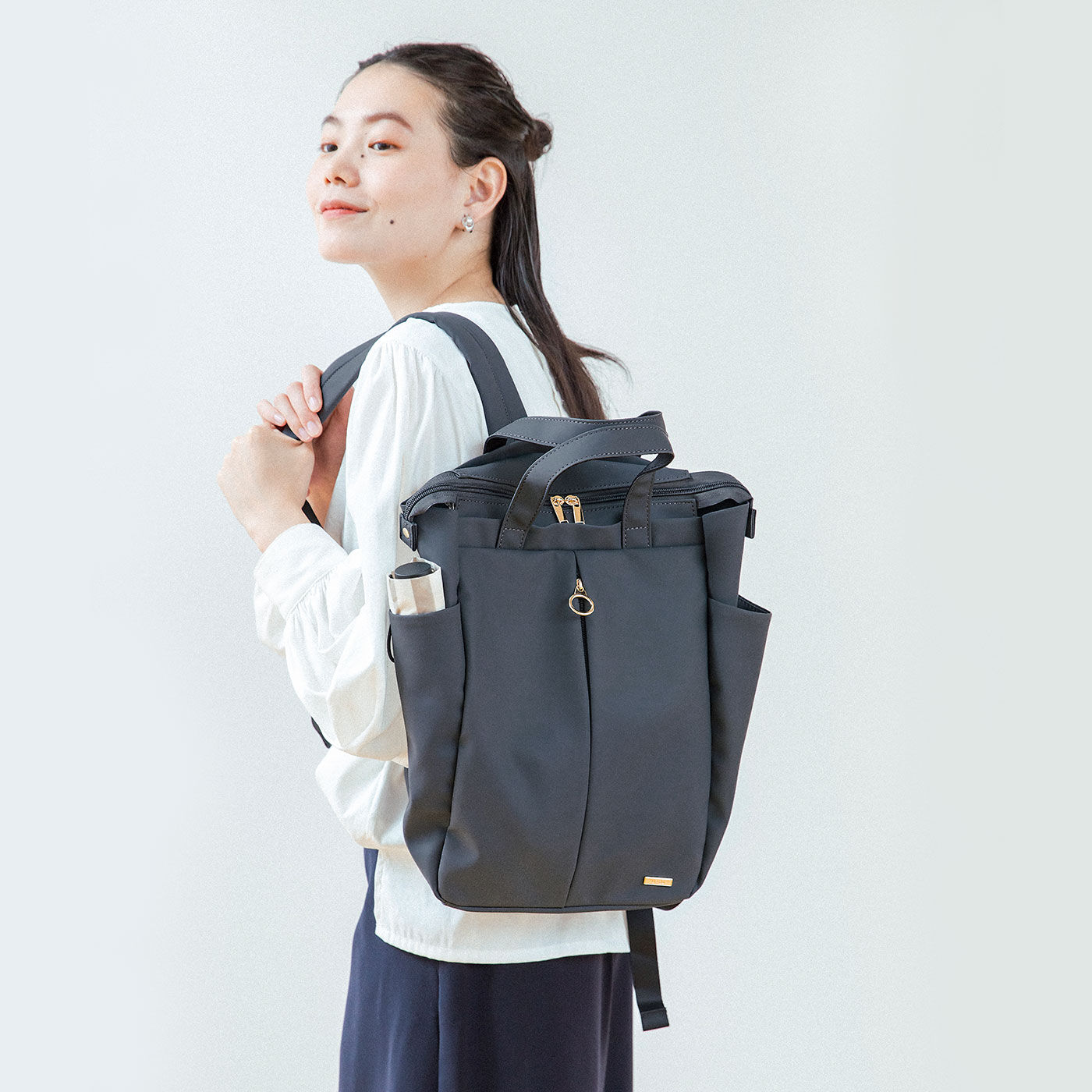 UP.de 上品見えのコーティング生地 A4サイズも入る センターファスナーの両利(き)きリュック〈マットグレー〉【送料無料】