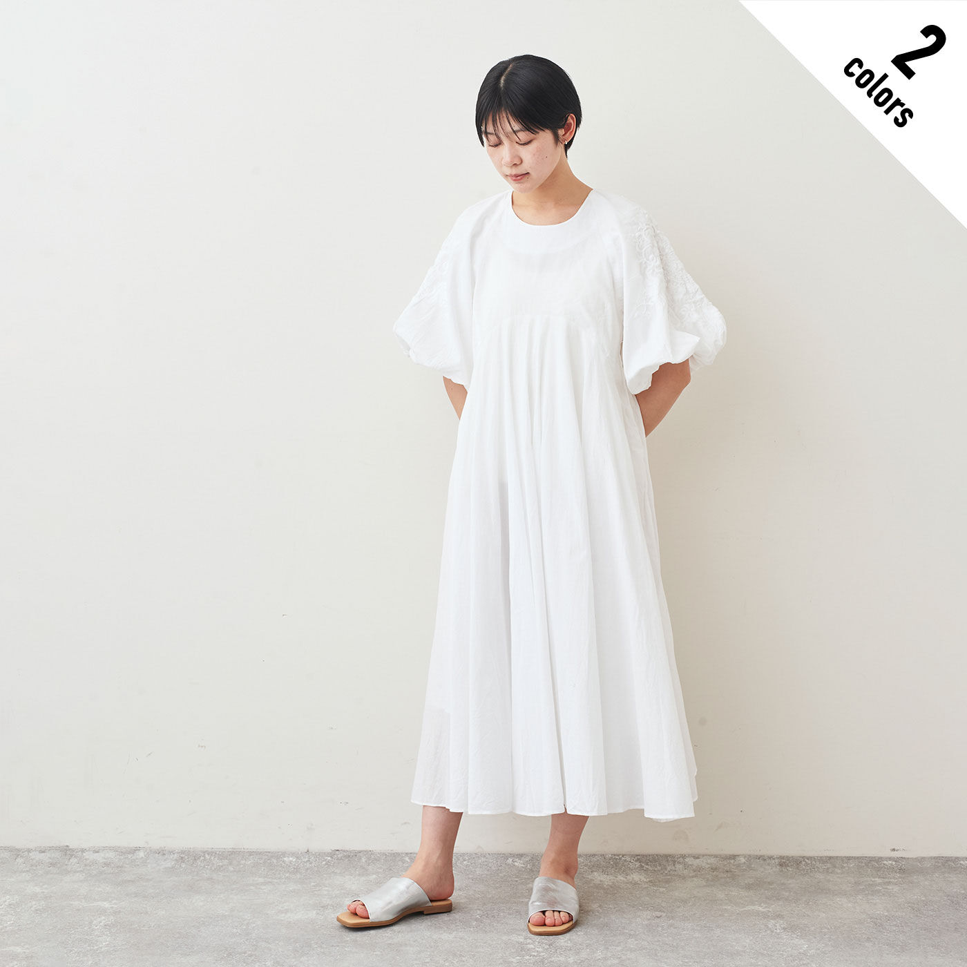袖にはいった贅沢な刺しゅうが際立つワンピース"日常の衣裳性=新しいドレスコード"を意識したものづくりをテーマにしているデザイナーがこだわったフレアワンピース。肌にまとわりつきづらく