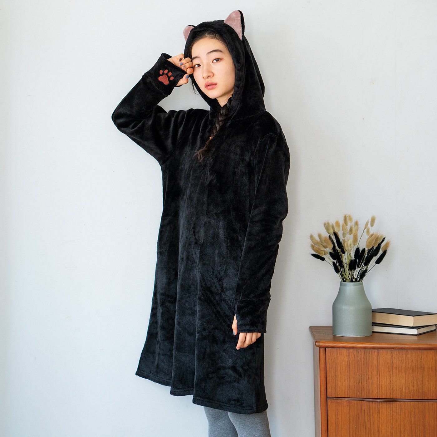 黒猫気分でリラックス~ぬくぬくな着心地で大人気の「なりきりにゃんこ」シリーズに、黒猫バージョンのワンピースが新登場!猫耳付きのフードや袖口のあずき色の肉球刺しゅうや、美しい毛並みを表現したつや感のある