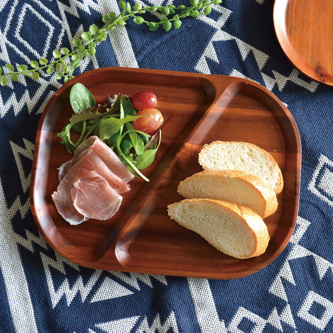 アカシアでできたナチュラルなNIBBLES仕切りウッドプレート スクエア【送料: 450円+税】