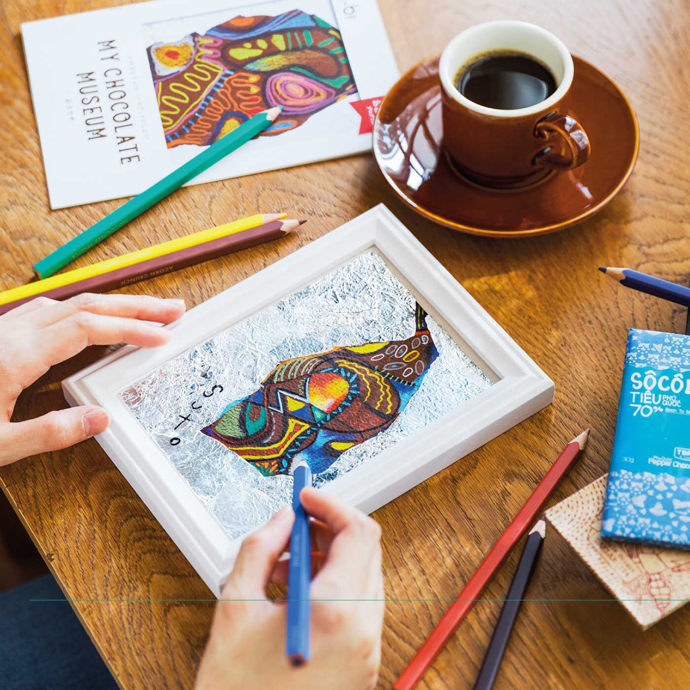 カカオの実を描くアート作品!人気の「脳が目ざめるお絵かきプログラム」に、チョコレートのお題でアート作品を作るプログラムができました。完成した作品は、たったひとつのオリジナル。子どもから大人まで、誰もが