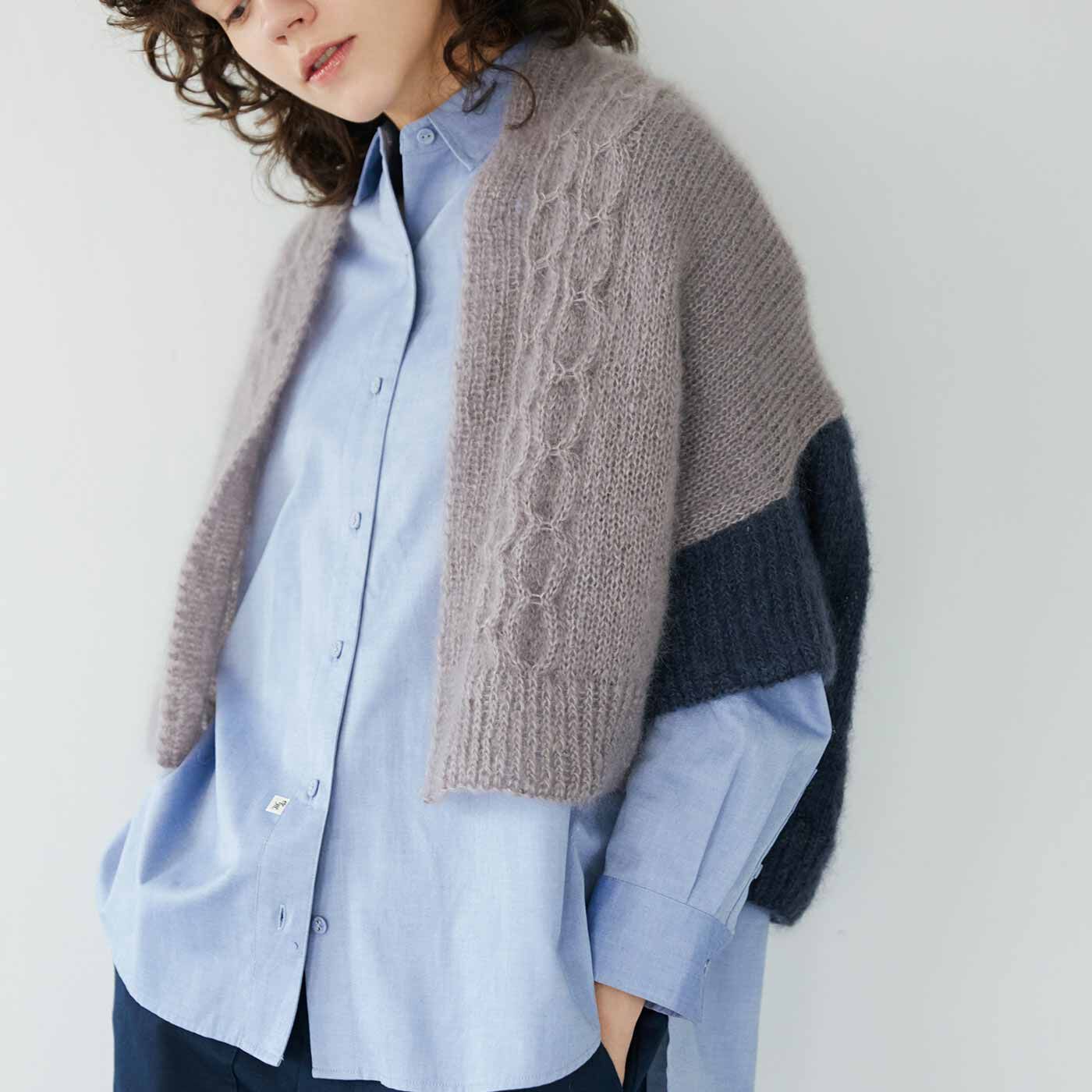 はじめてのウェアだからこそ、いいものをバイカラーとモヘアの風合い、ポンチョのようなシルエットが今っぽいカーディガンは、ファッション感度の高い手編みで人気のニットデザイナー・梅本 美紀子さんがデザイン。