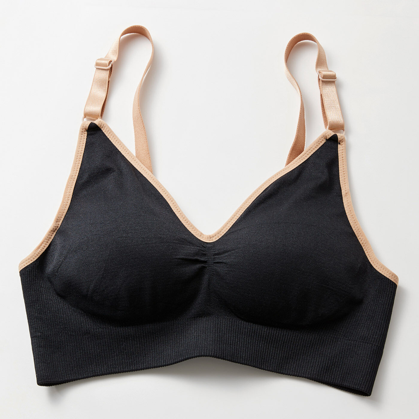 バイカラーがおしゃれなシンプルでフラットな授乳ブラジャーバイカラーのシンプルなデザインがとってもおしゃれな授乳ブラジャーです。強さの違う段階編みで編立ててあり、バックスタイルにホックが無くてフラットな