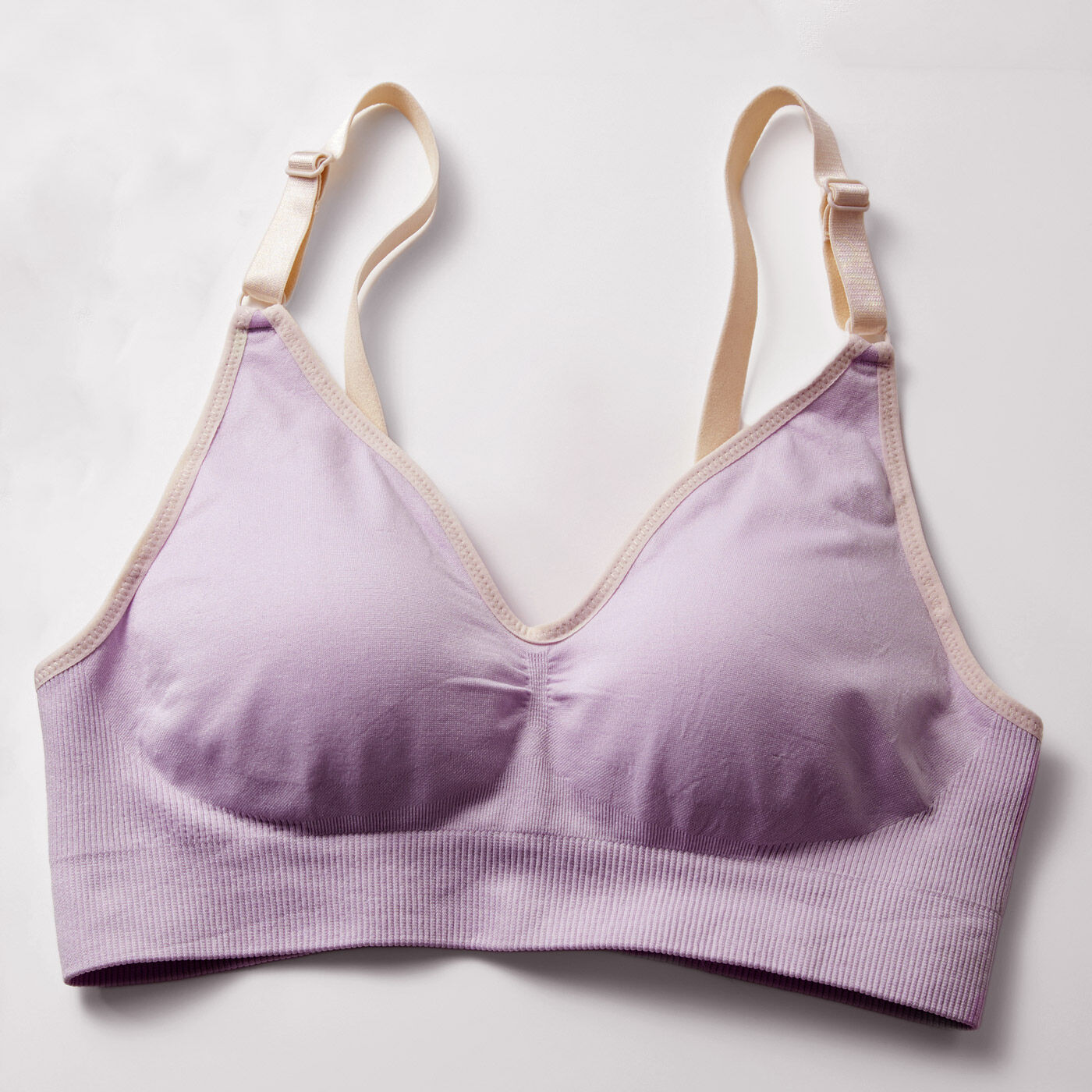バイカラーがおしゃれなシンプルでフラットな授乳ブラジャーバイカラーのシンプルなデザインがとってもおしゃれな授乳ブラジャーです。強さの違う段階編みで編立ててあり、バックスタイルにホックが無くてフラットな