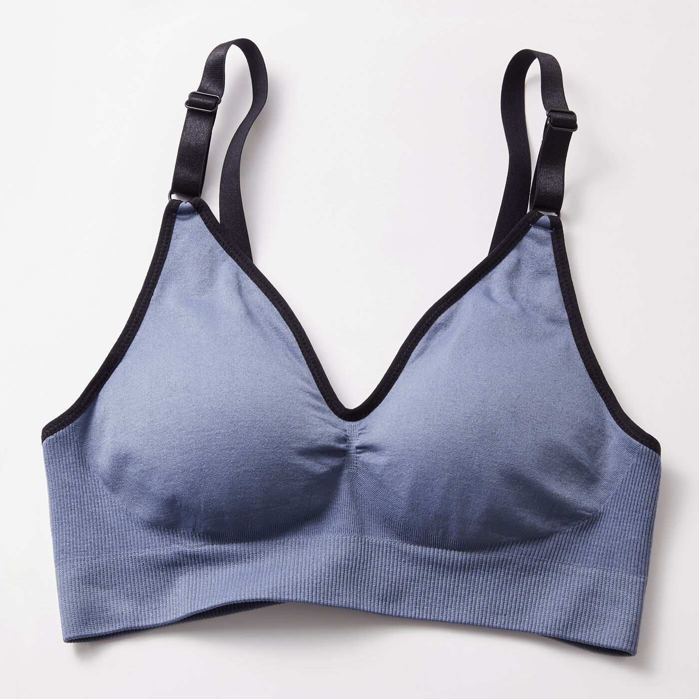 バイカラーがおしゃれなシンプルでフラットな授乳ブラジャーバイカラーのシンプルなデザインがとってもおしゃれな授乳ブラジャーです。強さの違う段階編みで編立ててあり、バックスタイルにホックが無くてフラットな