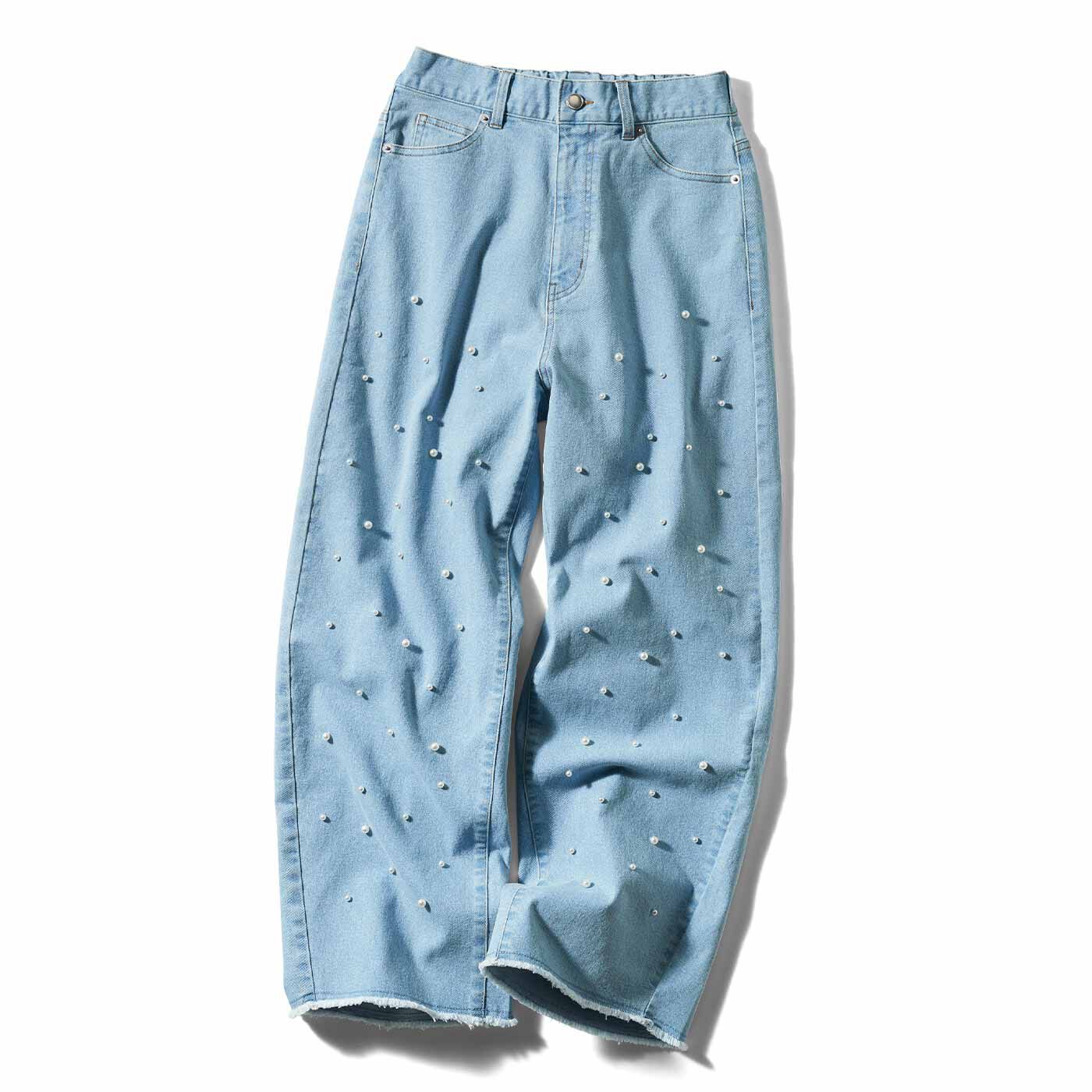 パール調パーツのアクセントでデニムパンツをフレッシュに!色落ち風カラーとフロントにちりばめた大小のパール調パーツで、マンネリしがちなデニムコーデをアップデート! トレンドのカーヴィーなシルエットが、こ