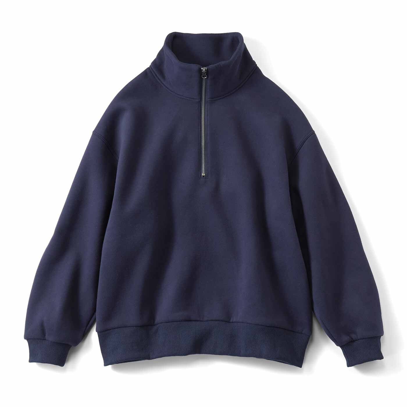 ふわっと軽くてやわらかな着心地。メンズライクを楽しむハーフジップトップス表は綿100%、裏面はふんわりと起毛をかけたやわらかな生地を使って、ゆったりサイズのハーフジップトップスを作りました。ふわっと軽