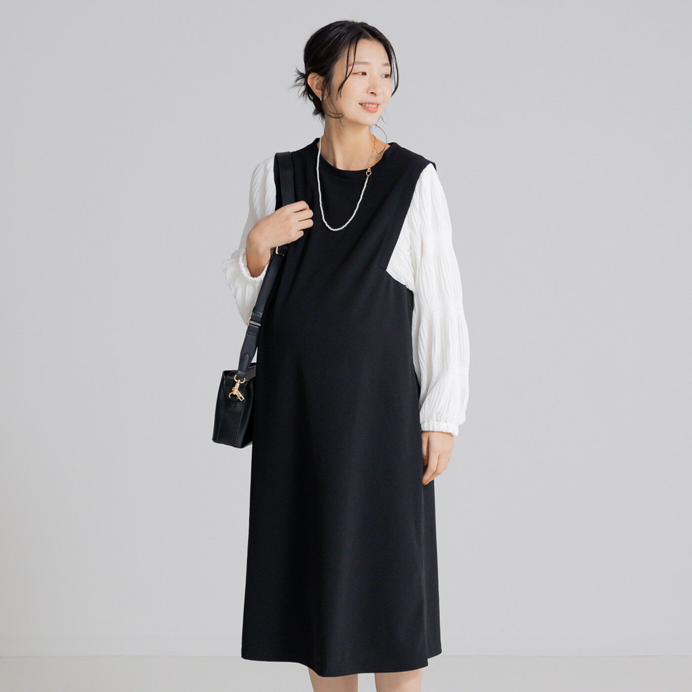 [Mama select]マタニティ・産後使える 授乳しやすい 袖シャーリング素材ワンピース〈ブラック〉【送料無料】