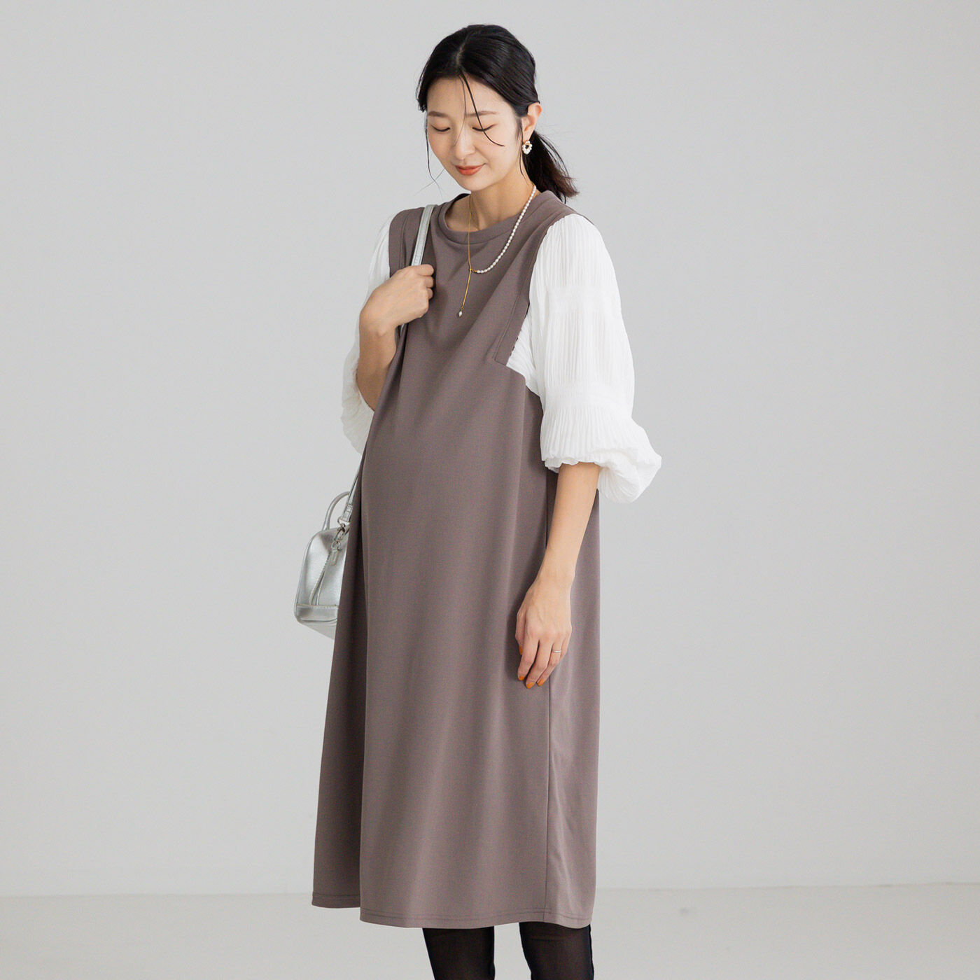 [Mama select]マタニティ・産後使える 授乳しやすい 袖シャーリング素材ワンピース〈モカ〉【送料無料】