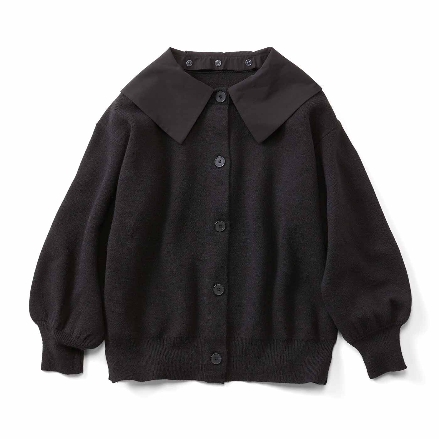 シンプルで美しいリュクスなカーデに清楚な華やぎを添えて上品なクルーネックから、大きめの衿をのぞかせた、グッドガール風の着こなしを一枚で。後ろがスクエア型になった布はくの衿は着脱自在で、つけてノーブルな