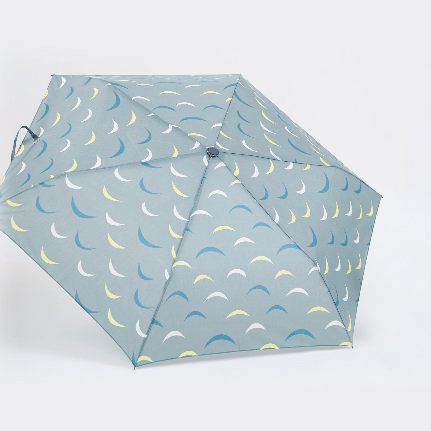 雨でもおしゃれに うろこ模様がかわいい折りたたみ雨傘【送料: 450円+税】