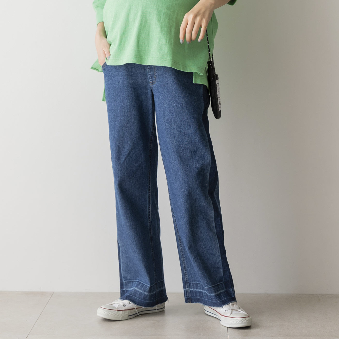 マタニティ期の服選びが楽しくなる こなれワイドデニム妊娠すると最初にきつく感じるのがパンツ。今まではいていたパンツが入らなくなって新しいボトムスを探す人も多いはず。このワイドパンツは、マタニティ期にボ
