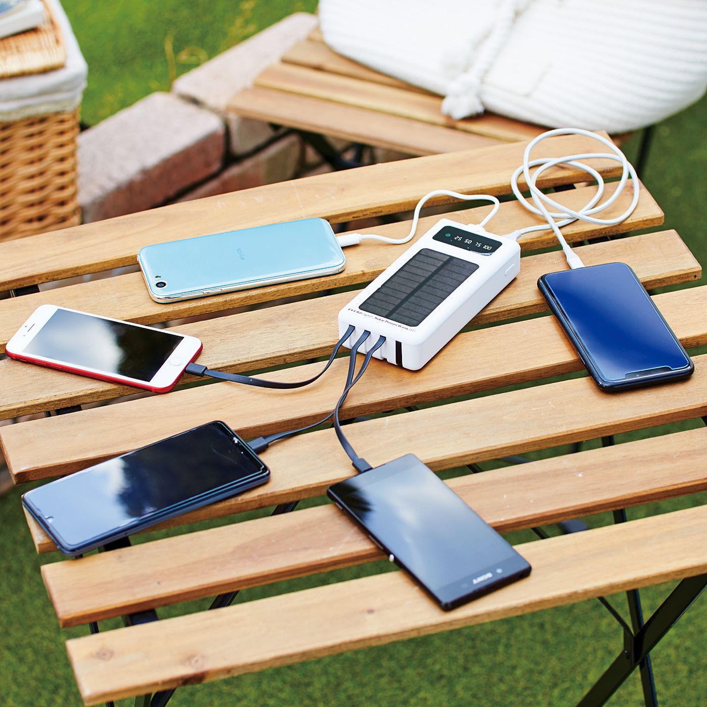 手のひらサイズなのに大容量! 携帯を5台同時に充電OK携帯充電ができれば、いざというときの情報収集に安心なのがポイント。20 000m Ah(ミリアンペア)の大容量バッテリーを搭載。3本の内蔵充電出力