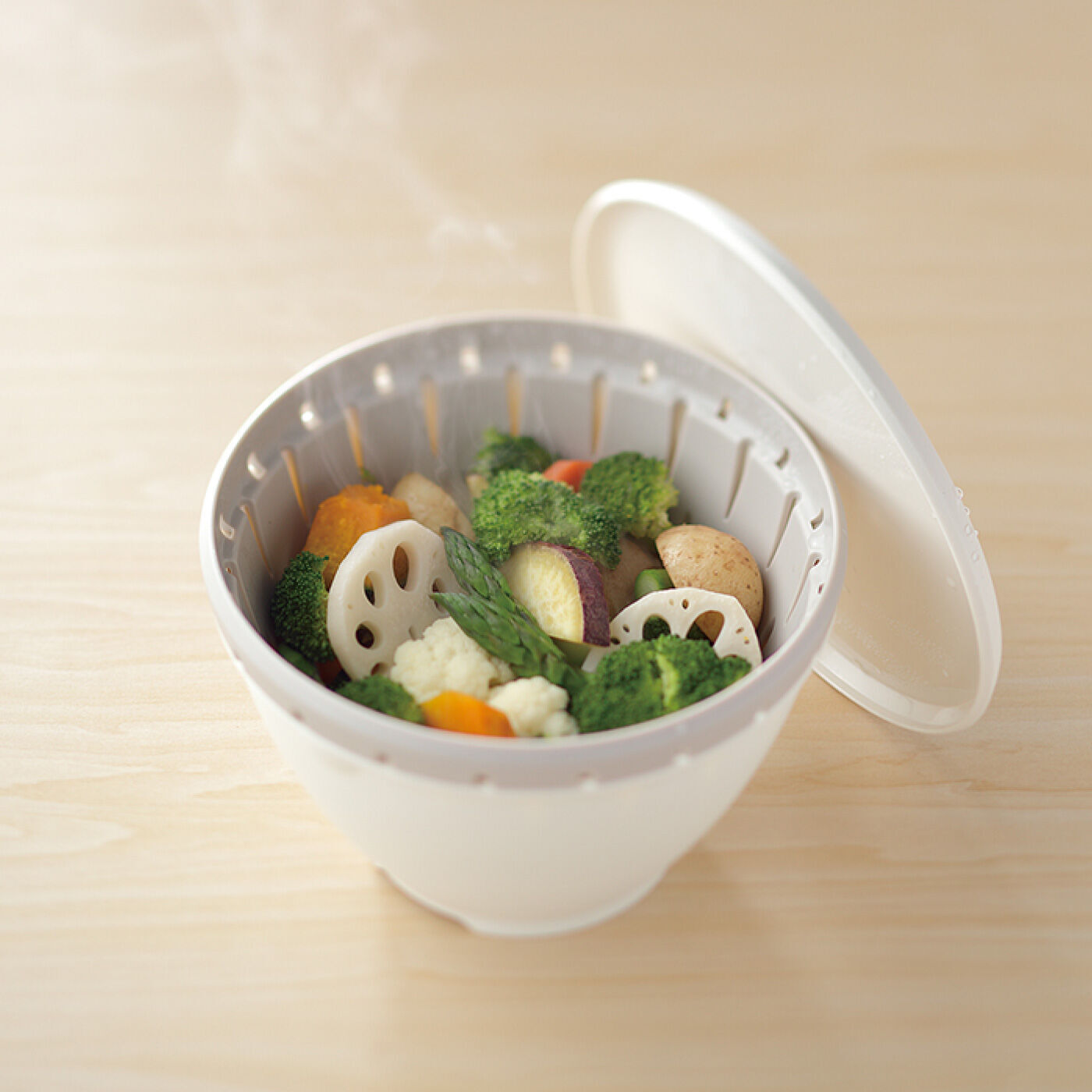 洗う・水を切る・電子レンジで加熱するがこれひとつ!電子レンジで使え、ミキシングがしやすいよう深さを持たせたボウルとザルのセット。ボウルにザルを重ね、中に食材を入れてフタをしたまま電子レンジでチンすれば