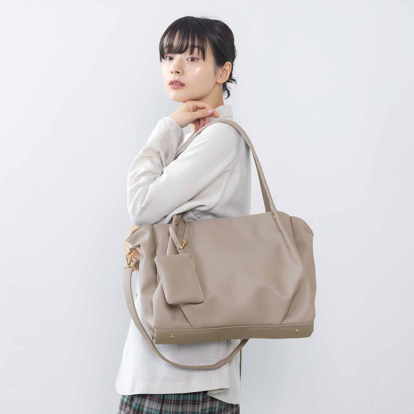 ラミプリュス たっぷり入って持ち歩き軽やか パソコンポケットがある 7つ星ショルダーバッグ〈グレージュ〉【送料無料】
