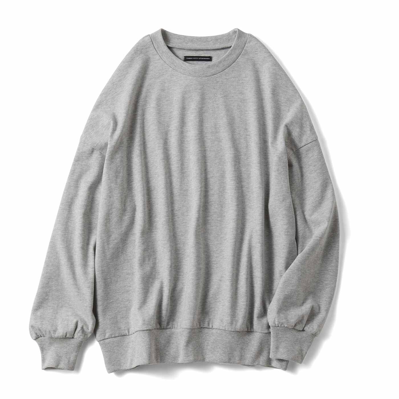 Tシャツ以上トレーナー未満の毎日手に取りたくなる一枚"毎日なんでもない日に着たい服" をテーマに、ミニマルなデザインを突きつめて作った、メンズライクなドロップショルダーのTシャツで