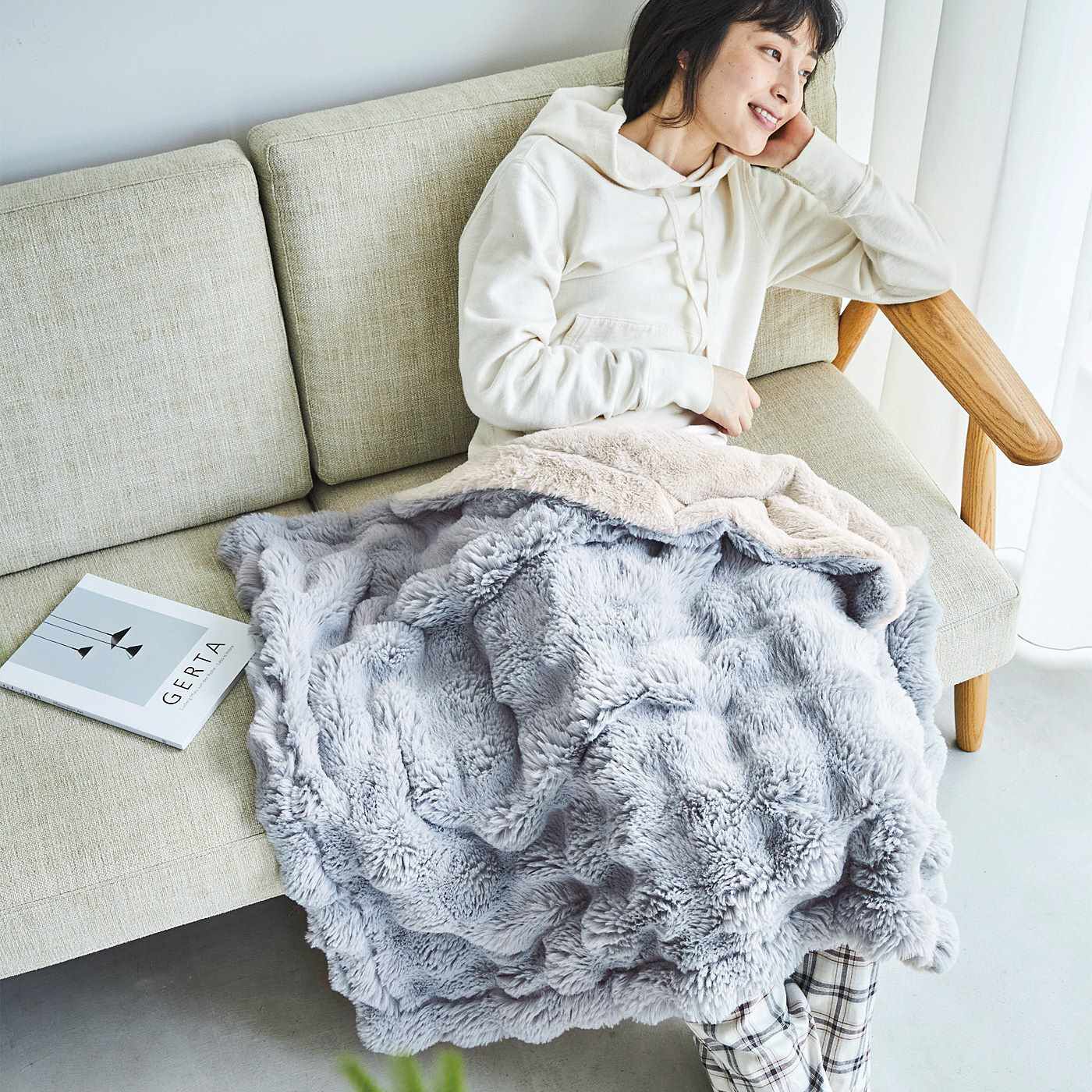ラミプリュス まるで雲のようなボリュームがかわいい ダブルエコファー遣いのもこもこブランケット〈グレー/アイボリー〉【送料無料】