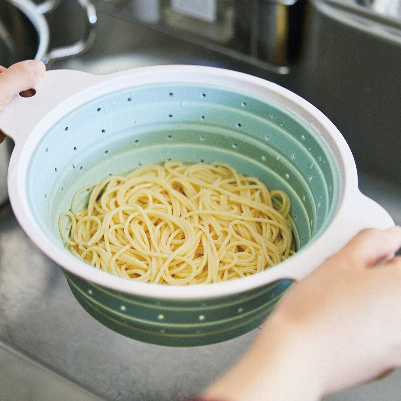 エスキューブキッチンズ ささっと水きり&ぺたんとたためる 収納上手なシリコーンざるの会【送料: 450円+税】