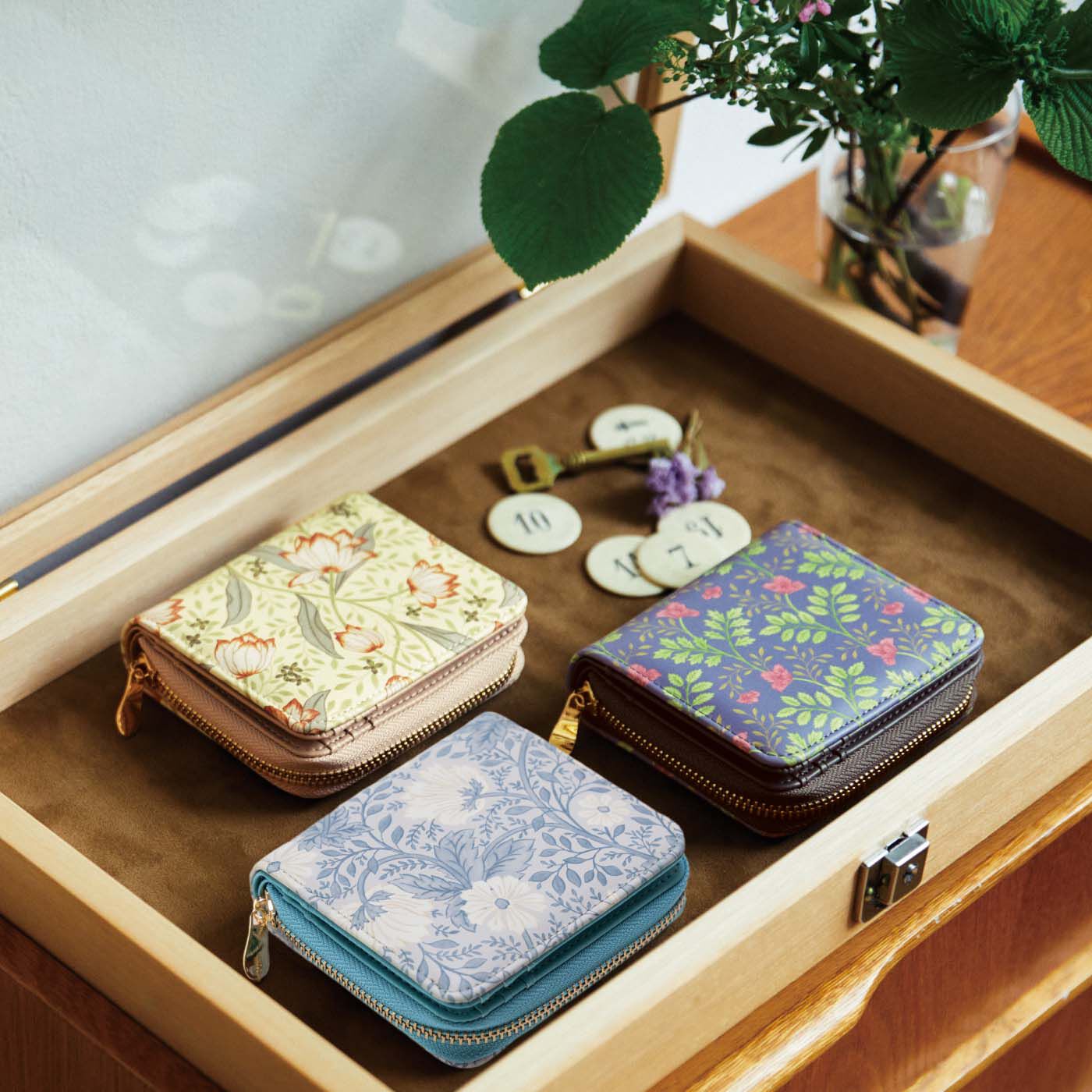 am&be アンティークフラワー 装いも気分も華やぐ コンパクトな二つ折り財布〈エレガント〉の会【送料: 450円+税】