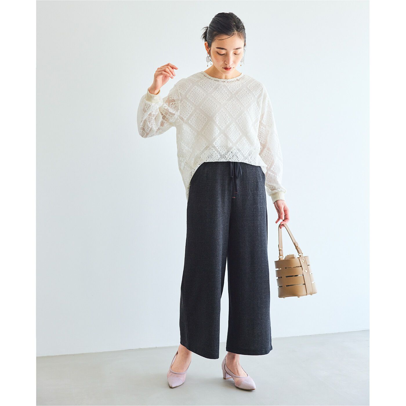 涼やからくちん デニム調で美シルエット。涼やかなデニム調のカットソー素材と人気のすらり見えシルエットのデニム風パンツ。吸水速乾加工をほどこした、さらりとした伸びやかな素材ではき心地快適。すそに広がるセ