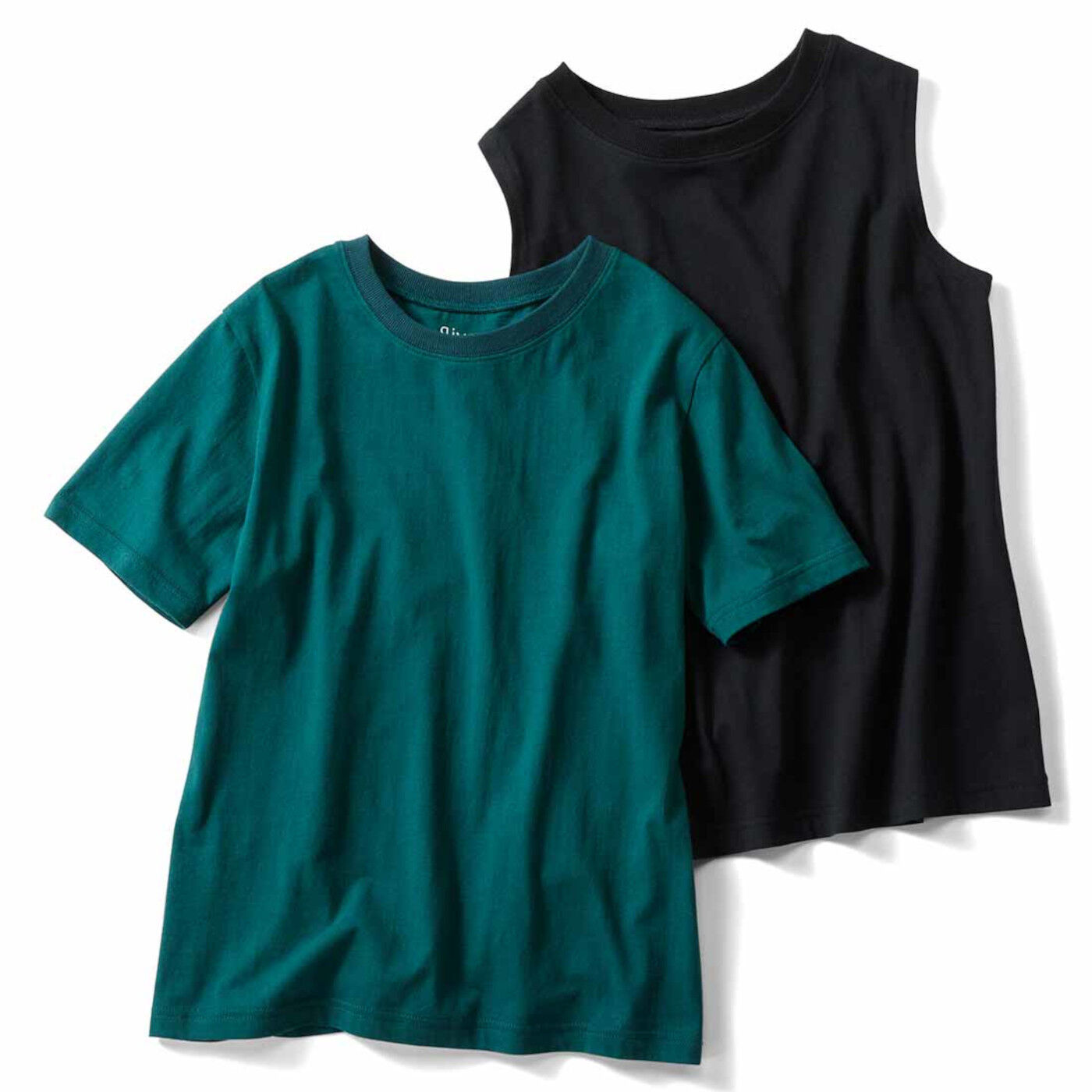 重ね着でも単品でも使える優秀コンビ。コーデのベースとして活躍するタンクとTシャツをそれぞれ1枚ずつ、定番色×差し色の組み合わせでお届け。どちらも衿の開き具合や、ほどよくからだにフィットするシルエットな