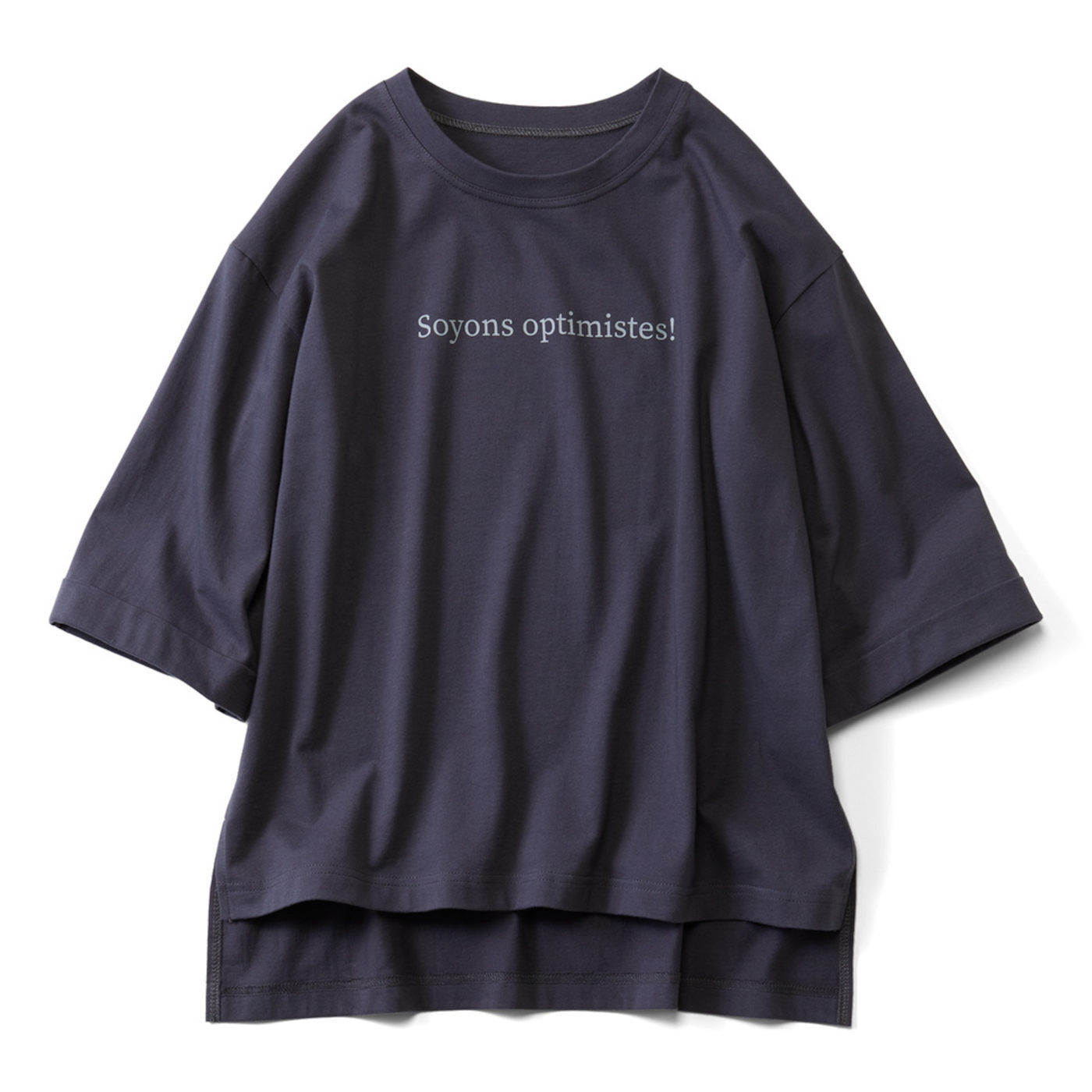 エールをくれるポジティブなTシャツ。トルコ産オーガニックコットンを使った、人気のロゴTシャツ。おしゃれ見えする幅広のボックスシルエットに、二の腕が隠れる長めの袖丈。目線が上がるように計算された高めの位