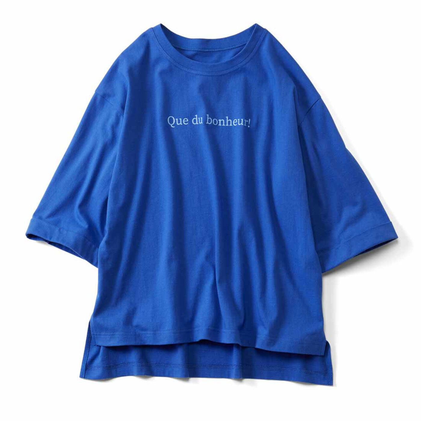 エールをくれるポジティブなTシャツ。トルコ産オーガニックコットンを使った、人気のロゴTシャツ。おしゃれ見えする幅広のボックスシルエットに、二の腕が隠れる長めの袖丈。目線が上がるように計算された高めの位