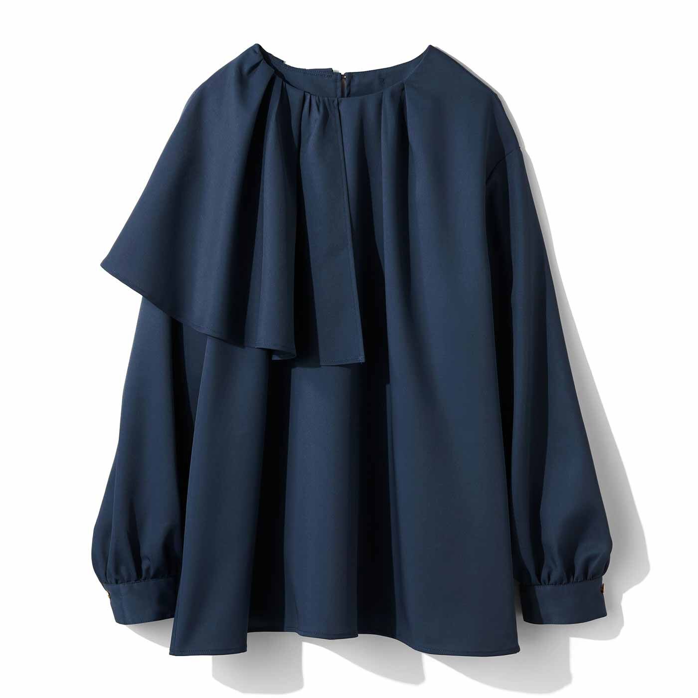 ひらりシックに華やげる甘すぎないラッフルブラウス。通勤にも着られるきれいめな表情ながら、デニムに合わせてカジュアルにも映える、高い着まわし力が魅力。落ち感素材にその時の旬を取り入れて、毎回新しいデザイ