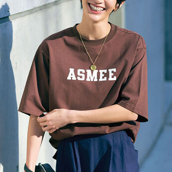Her smileプロジェクト IEDIT[イディット] オーガニックコットンのインドの女の子ネームプリントTシャツ〈ブラウン Asmee（自信）〉