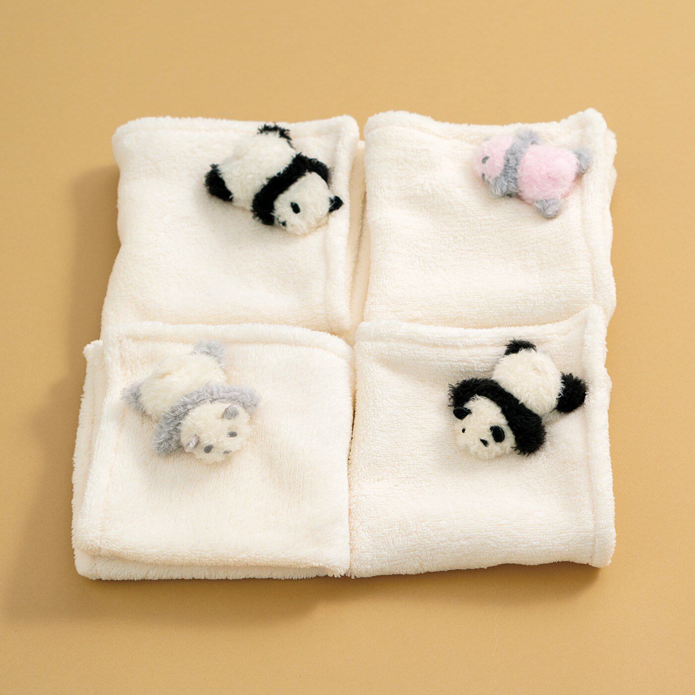 毛布の上で寝る赤ちゃんパンダハンカチ